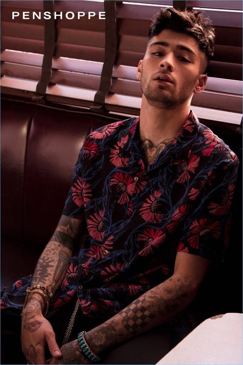 Singer Zayn Malik fronts Penshoppe's spring 2018 campaign. Zayn Malik Photoshoot, Zayn Malik Wallpaper, Zayn Malik Style, Gambar One Direction, Zayn Malik Photos, Most Stylish Men, Zayn Malik Pics, Herren Style, Campaign Fashion