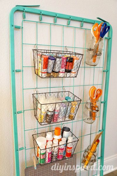 Repurposed Bed Spring Turned Storage Area for Art, Office, or Craft Supplies Crib Spring, Craft Storage Diy, Old Bed Springs, Bed Spring Crafts, Vasos Vintage, Old Cribs, Bed Spring, Diy Furniture Decor, Old Beds