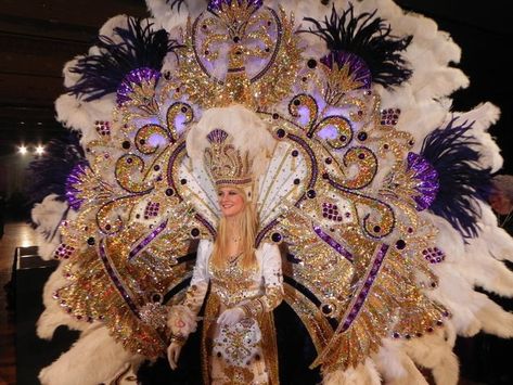 mardi gras queen Music Line, Mardi Gras Queen, Louis Pasteur, Mardi Gras Costumes, New Orleans Mardi Gras, Out Of Context, Fat Tuesday, Fantasy Costumes, Carnival Costumes