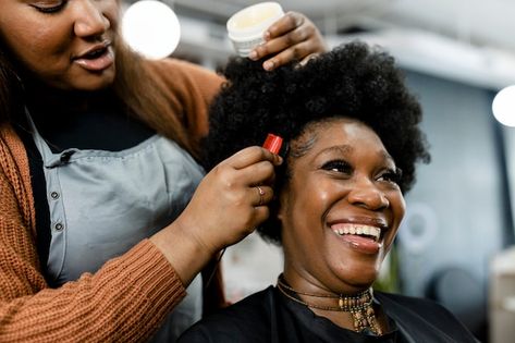 Photo customer getting a hairdo at a bea... | Premium Photo #Freepik #photo #women-haircut #hair-stylist #hairdressing-salon #afro African Women Hair, Best Hair Stylist, Natural Hair Salons, Female Hair, Athletic Hairstyles, Hair Dresser, Afro Women, Loose Hairstyles, Natural Hair Care