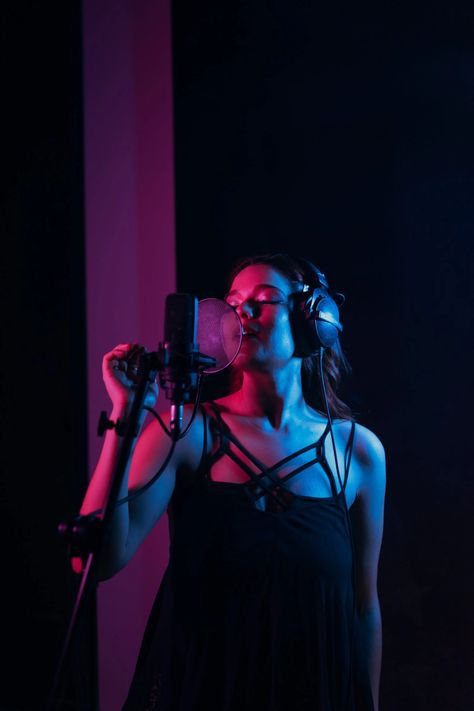 Photo of a Woman Singing in a Recording Studio with Her Eyes Closed · Free Stock Photo Mini Recording Studio, Vocal Exercises Singing, Singing Coach, Learn To Sing, Vocal Training, Learn Singing, Singing Techniques, Vocal Lessons, Vocal Exercises