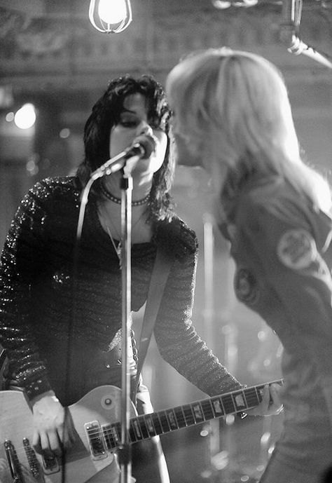 The Runaways Cherie Currie, Kristen Stewart Movies, The Runaways, Dakota And Elle Fanning, Lita Ford, Kristen Stewart Style, Women Of Rock, Dakota Fanning, Joan Jett