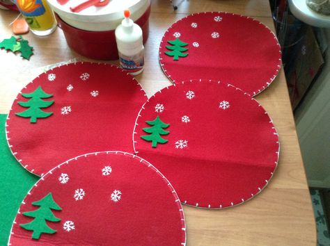 Christmas Bathroom Sets, Placemats Kids, Felt Coasters, Diy Christmas Tree Ornaments, Fabric Coasters, Rope Crafts, Christmas Placemats, Christmas Ornament Crafts, Ornament Crafts