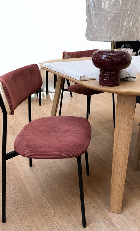 Retro corduroy dining chairs with black metal frame in damson colour. Kitchen Brown, Open Plan Living And Dining, Biscuit Color, Velvet Chairs, Velvet Chair, Dining Living Room, Brown Velvet, Living And Dining Room, Black Metal Frame