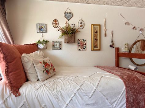 Italian Dorm Room, College Dorm 2023, Mediterranean Dorm Room Ideas, Flower Dorm Room, Cornell Dorm, Uiuc Dorm, Granola Dorm Room, Colorado State University Dorms, Dorm Vibes