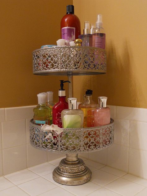 Use an ornate cake stand as a bathroom caddy Small Baths, Bathroom Organizing, Koti Diy, Bathroom Counters, Food Stands, Bathroom Counter, Glam Room, Bath Ideas, Dressing Tables