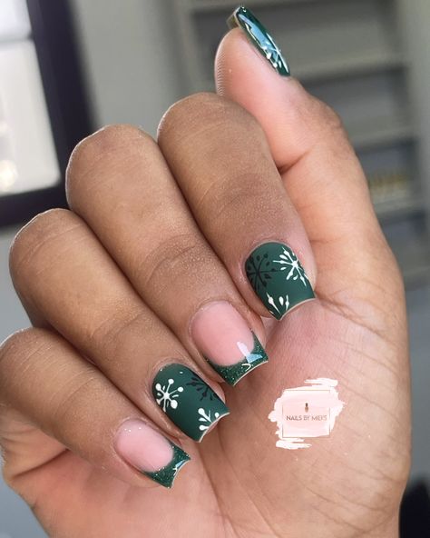 Green, builder gel, christmas, snowflake nails Green Short Christmas Nails, White And Dark Green Nails, Green Christmas Nails Square, Christmas Snowflake Nails, Birthday Nail, Dark Green Nails, Goth Nails, Short Square Nails, Nails Square