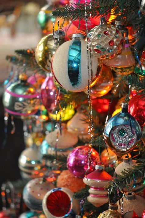 vintage Christmas....a tree loaded with mercury glass ornaments, large colored lights  and icicles....ahhhh Vintage Christmas Tree Decorations, Retro Christmas Decorations, Shiny Brite Ornaments, Shiny Brite, Old Fashioned Christmas, Antique Christmas, Christmas Past, Christmas Memory, Vintage Christmas Tree