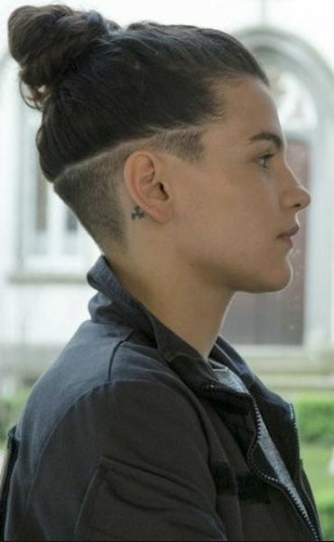 Undercut Bun Women, Short Hair Undercut Women, Long Hair Undercut Women, Undercut Hairstyles Women Long Hair, Undercut Ideas For Women, Top Knot Undercut, Undercut Women Short, Short Hair With Undercut, Undercut Short Hair