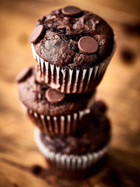 Double Chocolate Banana Muffins Recipe - w/ Dark Chocolate Chunks Chocolate Chocolate Chip Muffins, Double Chocolate Banana Muffins, Vegan Chocolate Muffins, Muffins Homemade, Chocolate Banana Muffins Recipe, Banana Muffins Recipe, Snacks Vegan, Double Chocolate Muffins, Chocolate Banana Muffins