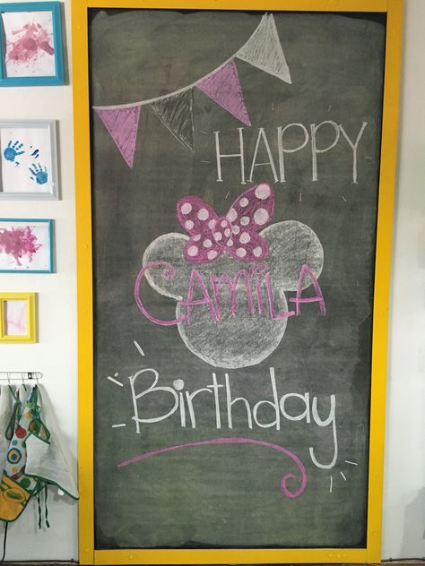 Chalkboard minnie mouse birthday! By: Wendy Gálvez ☺️ Minnie Mouse Chalk Art, Bday Poster, Chalkboard Sayings, Minnie Mouse Drawing, Minnie Mouse Birthday Party Decorations, Disney Clipart, Mini Chalkboards, Disney Baby Shower, Chalk Lettering