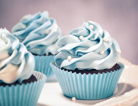 Aquí te enseñamos a preparar el glaseado de crema de mantequilla para que puedas darle ese toque especial a tus tartas y magdalenas. Christmas Cupcakes Recipes, Frozen Cupcakes, Blue Frosting, Blue Cupcakes, Cupcake Cake Designs, Butter Icing, Natural Food Coloring, Blue Food, Shower Cupcakes