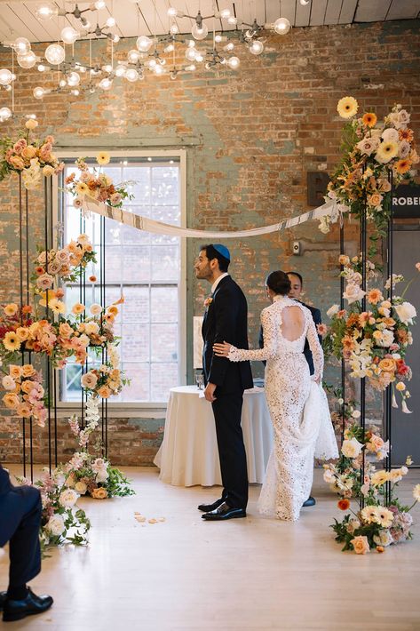 Chuppah Wedding Ideas, Chuppah Indoor, Wildflower Chuppah, Simple Chuppah, Chuppah Design, Modern Chuppah, Wedding Chuppah Flowers, Weddings 2025, Chic Wedding Party