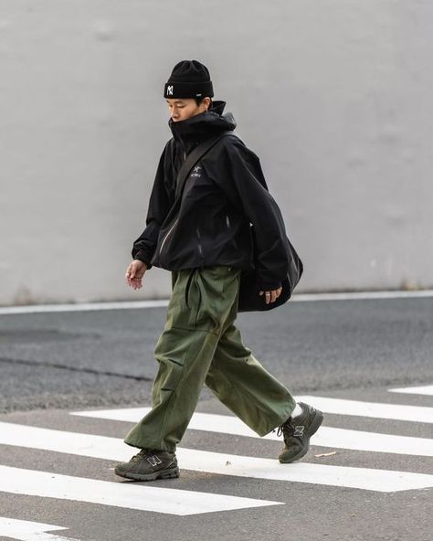 Men’s Fashion Gorpcore, Hoka Mens Outfit, Arcteryx Outfit Men, Men Windbreaker Outfit, Japanese Winter Fashion Men, Gorpe Core Fashion, Gorp Core Men, Gorpcore Mens Outfits, Arcteryx Outfit Street Styles