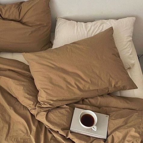 𝐃 𝐎 𝐋 𝐋 𝐀 🧿 on Instagram: “Aujourd’hui pas du tout envie 🥱 qui est dans le même mood ?” Brown And Cream Bedroom, Tan Sheets, Brown Bed Sheets, Bedroom Aesthetic Cozy, Brown Comforter, Cream Bedrooms, Brown Rooms, Brown Bed, Bedroom Wall Colors