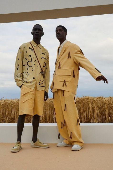 Simon Porte Jacquemus, White Runway, Runway Details, Male Fashion Trends, Fashion Spring, Vogue Fashion, 가을 패션, Off The Grid, Men Looks