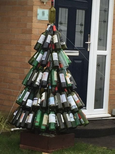 Bottle Christmas Tree, Wine Christmas Tree, Wine Bottle Christmas Tree, Wine Bottle Crafts Christmas, Christmas Tree Drawing, How To Make Christmas Tree, Wine Craft, Christmas Wine, Wine Bottle Crafts