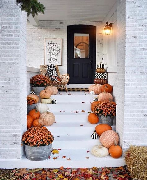 Country Living (@countrylivingmag) • Instagram photos and videos Halloween Porch Decorations Diy, Halloween Porch Lights, Stoop Decor, Doorstep Decor, Halloween Decorations Outdoor Porch, Diy Halloween Dekoration, Halloween Porch Sign, Scary Halloween Decorations Diy, Easy Diy Halloween Decorations