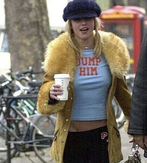 #FreeBritney legend in the iconic Dump Him t shirt and fur lined luxury and very 2000s hat 2000s Costume, Britney Spears Costume, Britney Spears Outfits, Y2k Hat, Dump Him, Pretty Halloween, Britney Jean, Cap Sleeve Top, 2000s Fashion