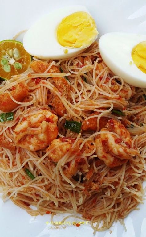 Mee Siam, Singapore Recipes, Nyonya Food, Yummy Noodles, Asian Noodle Dishes, Malay Food, Asian Noodle Recipes, Malaysian Cuisine, Singapore Food