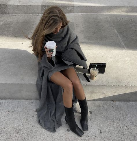 Hanna Schönberg Outfit, Rainy Aesthetic, Nakd Fashion, Autumn Dress, Interview Outfit, Rainy Day Outfit, Hippie Outfits, Casual Dinner Outfit, A Call