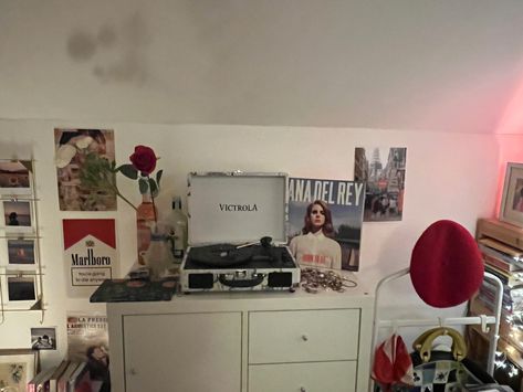 Lana Del Rey Inspired Room Decor, Lana Del Rey Inspired Bedroom, Room Ideas Lana Del Rey, Lana Del Rey Aesthetic Room Decor, Lana Room Aesthetic, Lana Del Rey Bedroom Aesthetic, Lana Del Rey Room Decor, Lana Del Rey Bedroom, Lana Del Rey Room Aesthetic