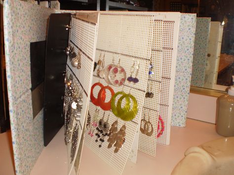 Jewelry Binder -using plastic canvas 'pages' for fishhook earrings Recycle Jewelry, Binder Ideas, Jewelry Storage Diy, Fishhook Earrings, Random Crafts, Earring Organizer, Diy Recycle, Recycled Jewelry, Fish Hook Earrings