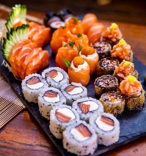 Sushi Recipes Homemade, Sushi Love, Decorações Com Comidas, Sushi Art, Sushi Recipes, Sushi Rolls, Food Platters, Winter Food, Food Obsession