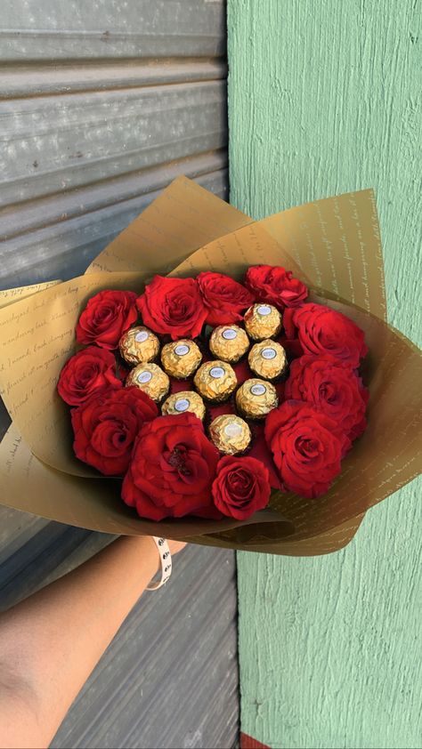 Ramo pequeño con chocolates Sweets Bouquet, Candy Gifts Diy, Chocolate Flowers Bouquet, Sunflowers And Roses, Chocolate Diy, Luxury Flower Bouquets, Birthday Presents For Mom, Diy Gift Set, Chocolate Flowers