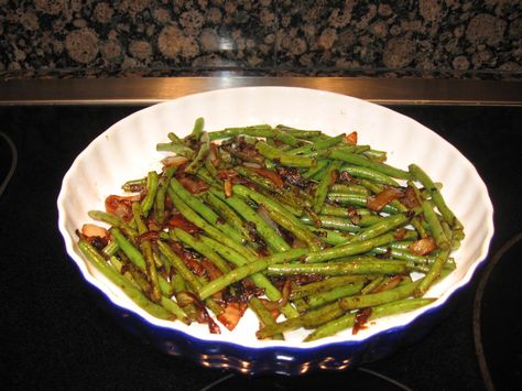 We had the most delicious green beans at an Italian restaurant recently. I've tried to replicate them and I have to say these were awesome! - Green Beans With Carmelized Onions Delicious Green Beans, Green Beans Side Dish, Fried Steak Recipes, Carmelized Onions, Kidney Friendly Foods, Vegetarian Sides, Party Appetizers, Onion Recipes, Cooked Veggies