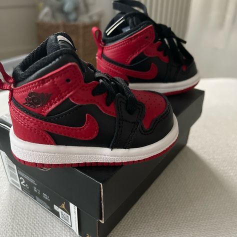 Jordans For Kids, Jordan For Kids, Baby Jordan Outfits, Baby Jordan Shoes, Custom Baby Shoes, Toddler Uggs, Shoes Jordan 1, Baby Jordans, Baby Wishlist