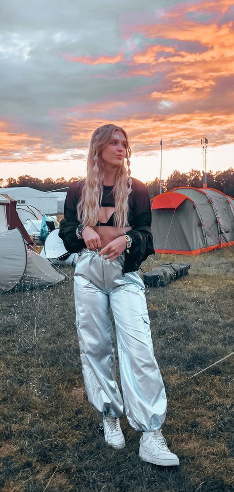 Reflective Outfit Festival, Moon River Festival Outfits, Street Wear Festival Outfit, Simple Rave Outfits Casual, Rave Winter Outfits, Rave Outfits Cold Weather, Warm Rave Outfits Winter, Winter Festival Outfit Cold, Techno Style Outfit