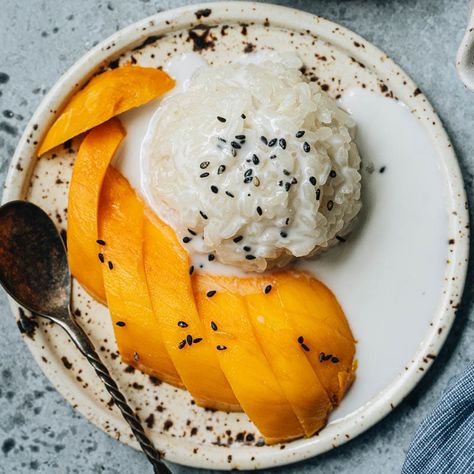 Mango Sticky Rice Japanese Sticky Rice, Mango Sticky Rice Recipe, Coconut Sticky Rice, Sweet Sticky Rice, Thai Mango, Thai Desserts, Filipino Dessert, Mango Sticky Rice, Coconut Sauce