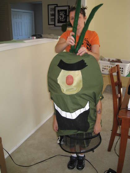 Plankton (Spongebob) Costume-kid Plankton Costume, Spongebob Outfit, Plankton Spongebob, Spongebob Birthday Party Decorations, Spongebob Costume, Spongebob Birthday Party, Spongebob Birthday, Funny Costumes, Halloween Contest