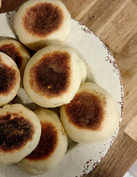 Cast Iron English Muffins- Farmstead Breakfast Perfection: Everyday Bread Recipe, Homemade Flatbread Recipes, English Muffin Recipe, Homemade Cheese Crackers, English Muffin Recipes, Homemade Chocolate Pudding, Milk Bread Recipe, Homemade English Muffins, Bread Ideas