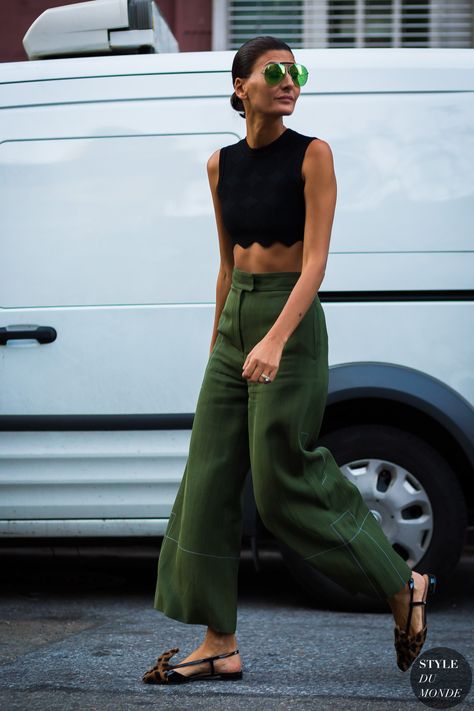 Outfit With Flare Jeans, Outfits With Flares, 2017 Street Style, Giovanna Battaglia, Street Style 2017, Outfit Vintage, Wear Crop Top, Looks Street Style, Street Style Summer