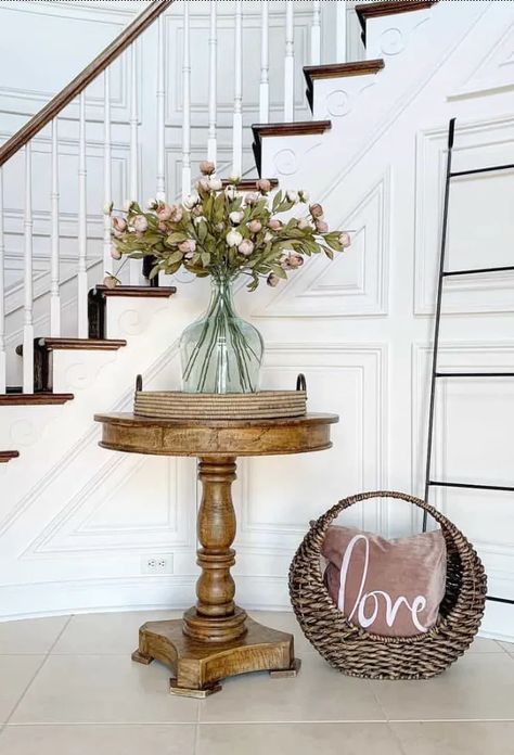 25 stunning round entryway table ideas; From rustic to modern, minimalist to chic, find the perfect piece to define your personal style and make a lasting first impression. Let's transform your entryway together! Entryway Circle Table, Round Foyer Table Decor Entryway Modern, Foyer Round Table Decor, Foyer Table Round, Round Entryway Table Decor, Small Round Entry Table, Entryway Round Table Decor, Round Foyer Table Decor Entryway, Round Entrance Table