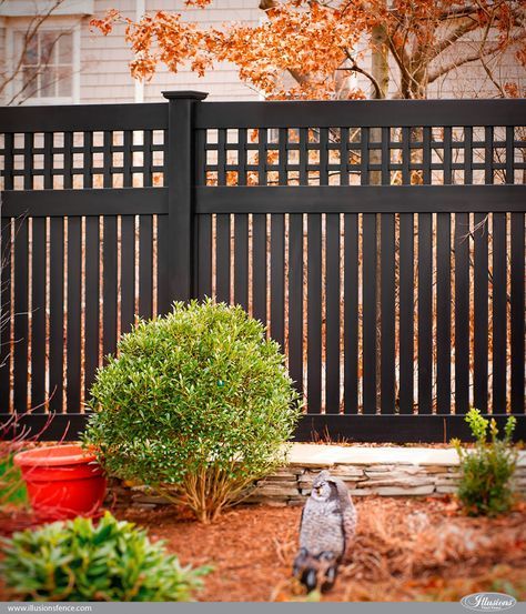 Seriously? Vinyl fence that looks this good? Only @illusionsfence can pull this off. Black semi-privacy fence with Old English lattice. #blackfence #fenceideas #yardideas #homeideas #homedecor Pagar Modern, Backyard Fence Decor, Deck Diy, Moderne Have, Diy Privacy Fence, Black Fence, Privacy Fence Designs, Cheap Backyard, Garden Privacy