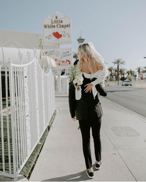 Western Vegas Elopement, Married In Vegas Aesthetic, Vegas Style Wedding Photos, Vegas Elopment Photoshoot, Vegas Wedding Pictures, Vegas Engagement Shoot, Vegas Vow Renewal, Vegas Elopement Aesthetic, Vegas Wedding Photoshoot