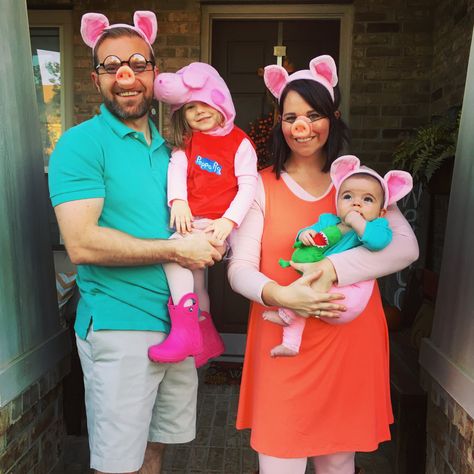 Peppa Pig family Halloween costume! Sibling Halloween Costumes Boys, Pig Costume Diy, Peppa Pig Halloween Costume, Peppa Pig Costume, Pig Outfit, Pig Halloween Costume, Peppa Pig Outfit, Papa Pig, Toddler Boy Costumes