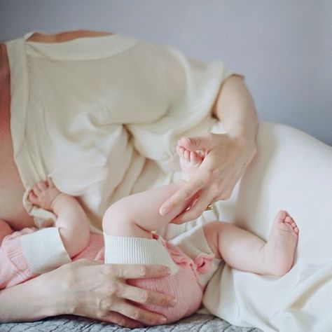 Instagrammer Favs - elizabeth messina - mother and baby Newborn Style, Motherhood Session, Elizabeth Messina, Nurse Inspiration, Newborn Fashion, Maternity Inspiration, Natalia Vodianova, Studio Inspiration, Posing Inspiration