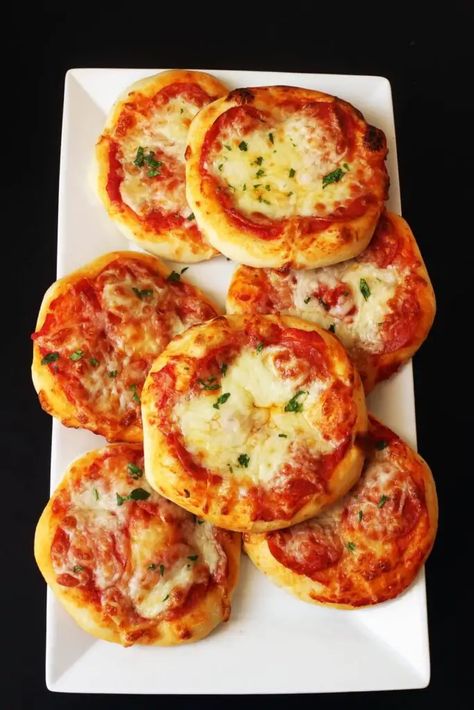 Easy Mini Pizza Recipe, Mini Pizza Recipes, Small Pizza, Pizza Dinner, Mini Pizzas, Easy Pizza, Mini Pizza, Freezer Cooking, Pizza Night