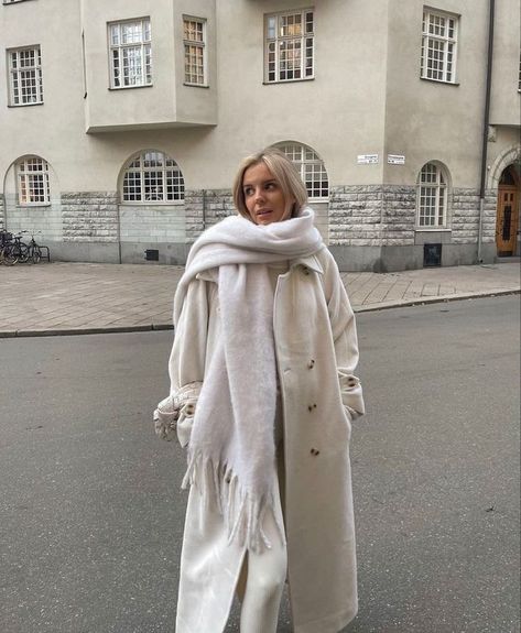 Vinter Mode Outfits, Nyc Winter Outfits, Winter Mode Outfits, Ny Outfits, Europe Outfits, Winter Fashion Outfits Casual, Paris Outfits, White Coat, Winter Mode