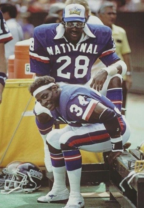 Nfl Aesthetic, Eric Dickerson, Nfl Football Pictures, Chicago Bears Football, Nfl Football Players, Walter Payton, Sports Personality, Chicago Sports, Sports Hero