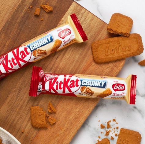 COMPRE AQUI🥨 > https://tinyurl.com/asutva9v  KIT KAT CHUNKY LOTUS BISCOFF WHITE. Deliciosa barrinha de chocolate branca com recheio de biscoito. 😋 Perfeita para adoçar o seu dia!!!🤩  ❤ Frete grátis para todo o Brasil (*confira condições no site)  💳 até 4x sem juros no cartão de crédito 💵 à vista no Boleto ou Pix 🏷 Cupom 4% OFF para seguidores (no perfil insta) 🇧🇷 Produtos pronta entrega no Brasil  #karamellstore #kitkat #biscoff #white Lotus Biscoff, Kit Kat, Lotus, White