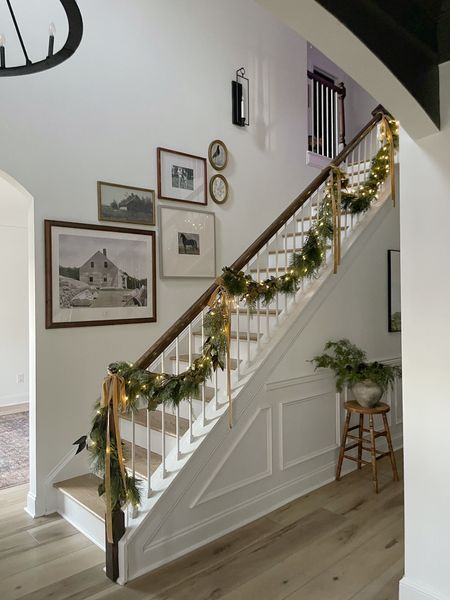 Garland Staircase, Vignette Styling, Christmas Staircase, Elegant Gift Wrapping, Wrapped Gifts, Staircase Ideas, Garland Christmas, Twinkle Lights, Christmas Gift Wrapping