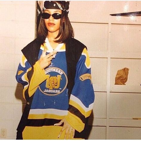 Aaliyah rockin' a Southern University jersey. #HBCU #SWAC 90s Singers, Aaliyah Style 90s, Gang Fashion, 90s Hip Hop Outfits, Aaliyah Outfits, 90s Street Style, Looks Hip Hop, 90’s Outfits, Aaliyah Style