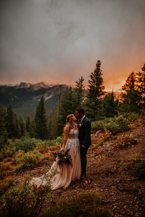 Sunset wedding portraits in the mountains. More on the blog! | Photo by Maggie Grace Photography #boho #bohowedding #bohobride #elopement #sunset #sunsetportraits #goldenhour #coupleportraits #fall #fallwedding #fallelopement #weddingcolors #bohobride #groom Cake Picnic, Idaho Elopement, Intimate Elopement Ideas, Fall Mountain Wedding, Mountain Wedding Photos, Sawtooth Mountains, Fall Elopement, Maggie Grace, Outdoor Wedding Photos