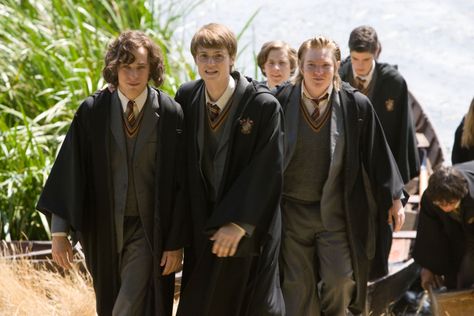 Harry Potter’s old man was a rowdy student at Hogwarts. But maybe it wasn’t all his fault… Harry Potter Timeline, Harry Potter Prequel, Quiz Harry Potter, Hogwarts Robes, Harry Potter Stories, Peter Pettigrew, Lily Potter, Neville Longbottom, Potter Facts