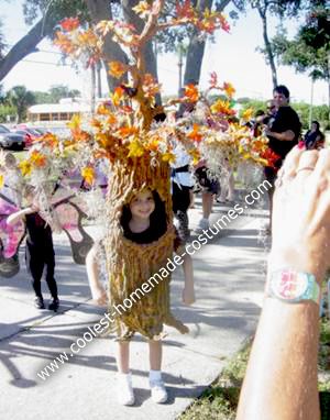 Homemade Halloween Tree Costume Tree Halloween Costume, Spray Paint Flowers, Illusion Costumes, Red Christmas Lights, Puppet Costume, Tree Monster, Crow Costume, Tree Costume, Foam Spray